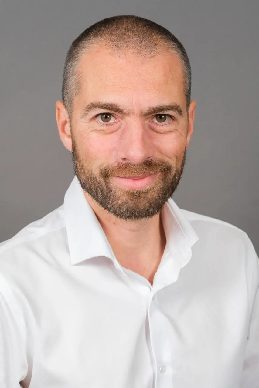 Portrait du Dr Stefan Paveliu, chirurgien de l'obésité et fondateur de l'Institut I3PS